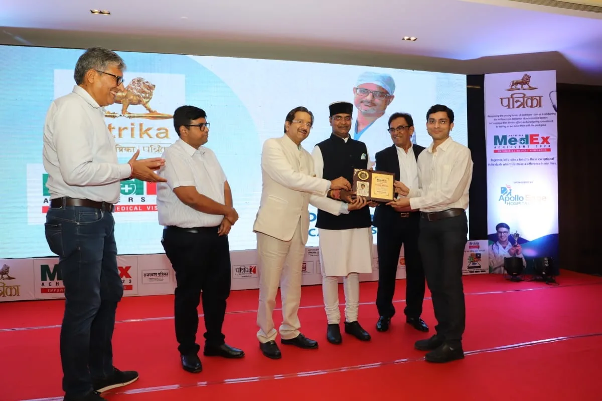 Dr. Gaurav Khandelwal receiving a MedEx Achievers recognition